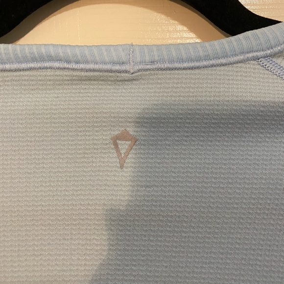 Ivivva by lululemon Fly Tech Short Sleeve *UV Colour Reactive - Picture 5 of 5